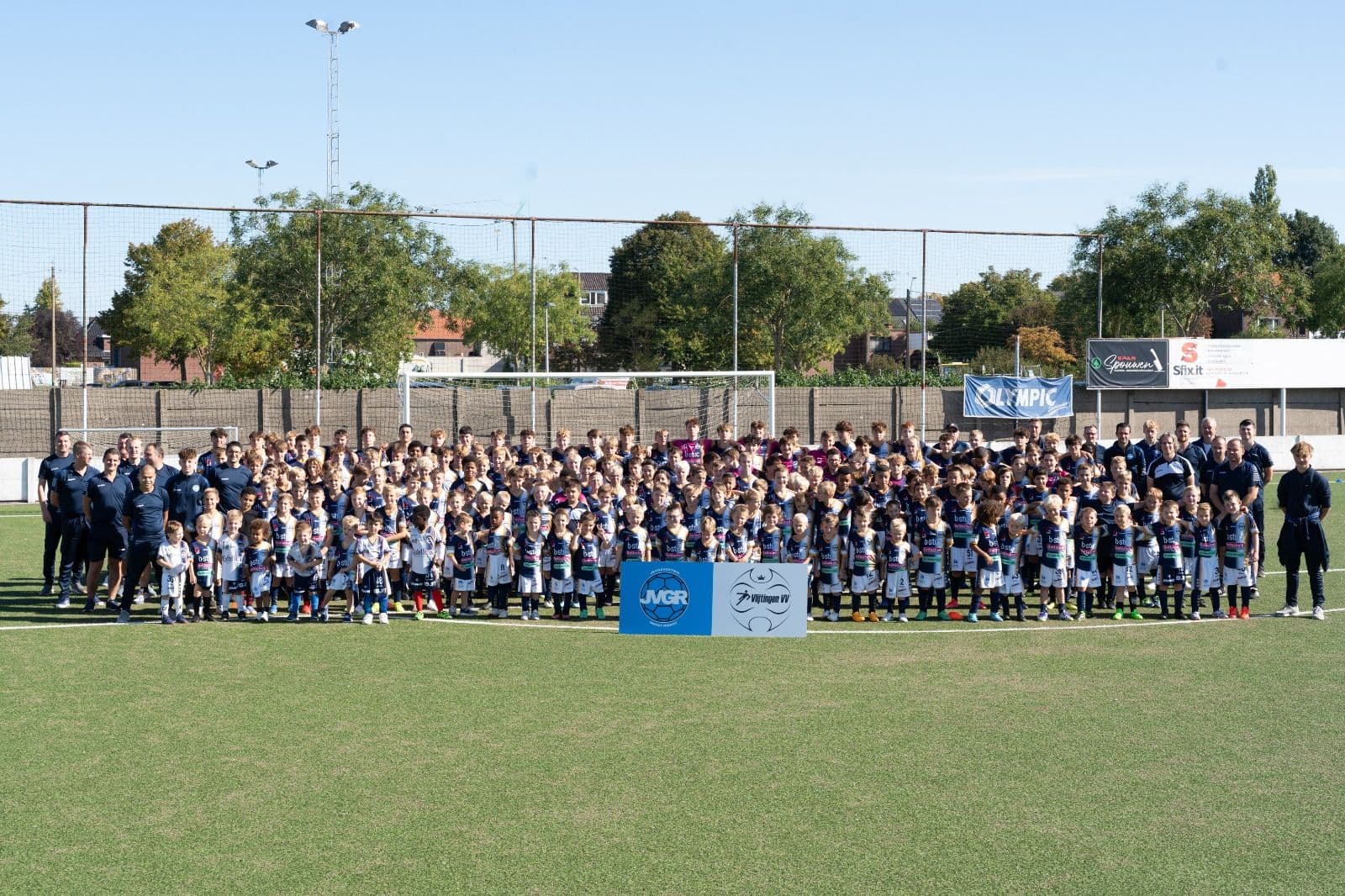 JVGR-clubfoto met alle ploegen samen op het veld