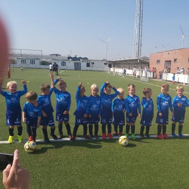 Jonge JVGR-spelers juichend met armen in de lucht