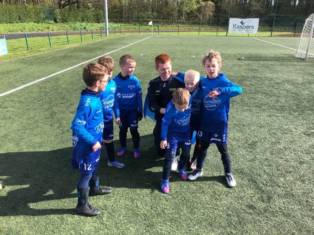 Jeugdspelers vieren samen na een training